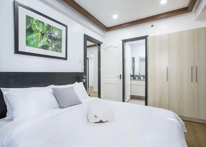 Julias Contemporary Balcony And Golf View Apartamento Manila