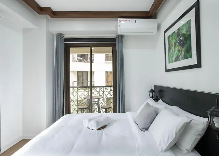 Julias Contemporary Balcony And Golf View Apartamento Manila