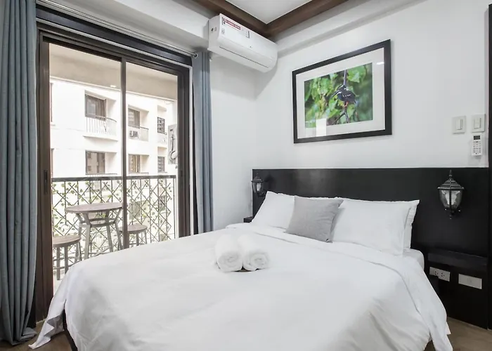 Julias Contemporary Balcony And Golf View Manila