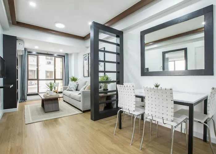 Julias Contemporary Balcony And Golf View Apartamento Manila
